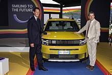 Fiat-Chef Olivier Francois (rechts) und Stellantis-Aufsichtsratsvorsitzender John Elkann präsentieren den Fiat Grande Panda.  Foto: Autoren-Union Mobilität/Stellantis